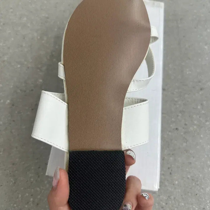 [BUNJANG] White Strap Sandals - Size 230 / 화이트 스트랩 샌들 새상품. 230. 쪼리스타일