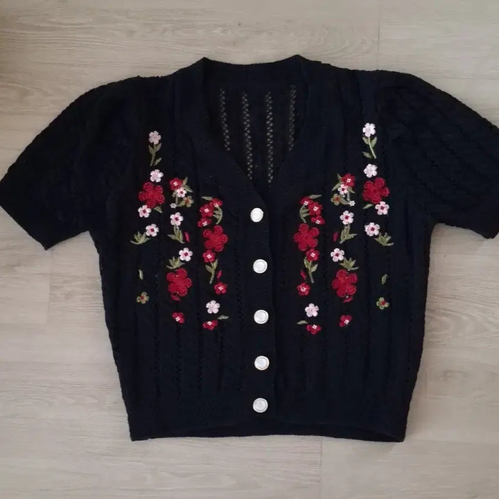 [BUNJANG] Floral Embroidered Short-Sleeve Knit Cardigan / 꽃 자수 반팔 니트 가디건 블랙