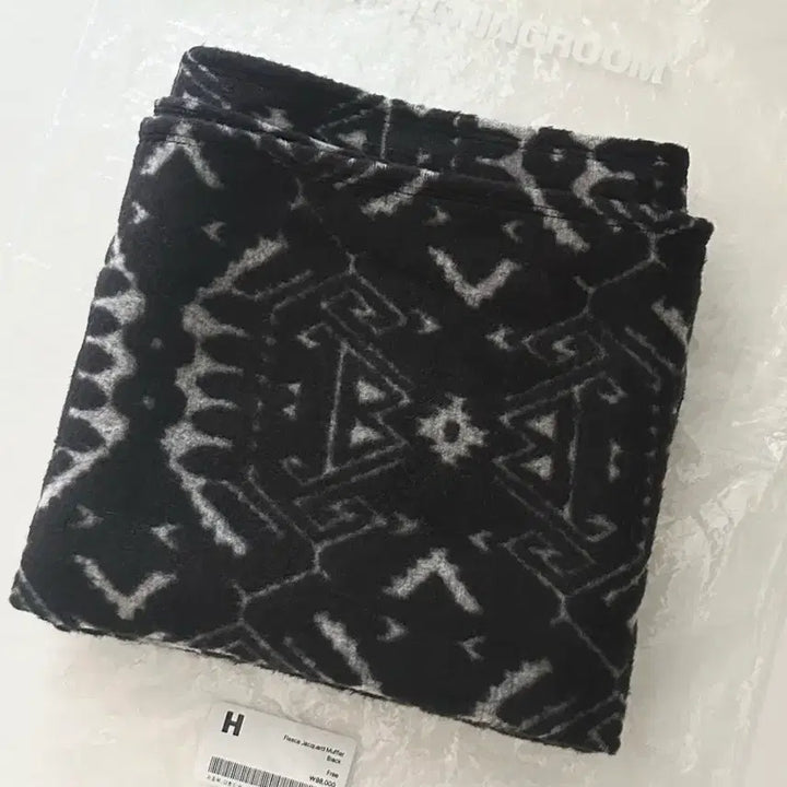 [BUNJANG] Hatching Room Fleece Jacquard Muffler / 해칭룸 Fleece Jacquard Muffler