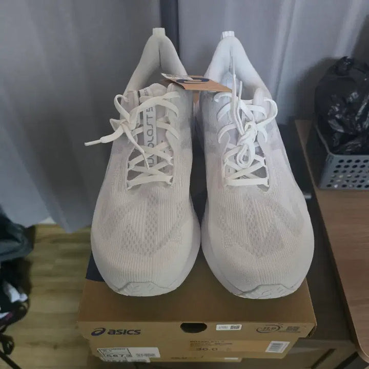 [BUNJANG] Asics Novablast White Running Shoes (300mm) / 아식스 노바블라스트 흰색 런닝화 300mm 새상품