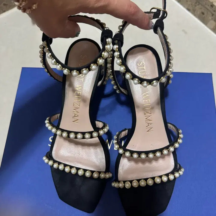 [BUNJANG] Stuart Weitzman Pearl Embellished Black Sandals / 스튜어트 와이츠먼 블랙 진주 샌들