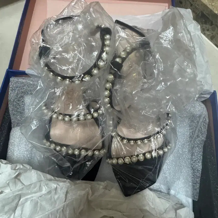 [BUNJANG] Stuart Weitzman Pearl Embellished Black Sandals / 스튜어트 와이츠먼 블랙 진주 샌들