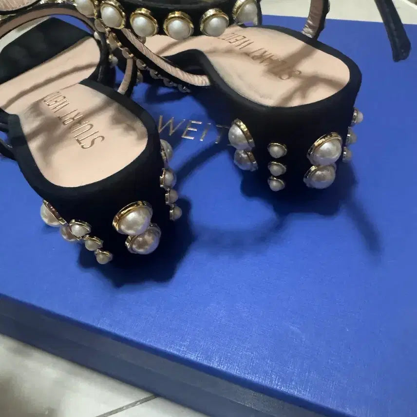 [BUNJANG] Stuart Weitzman Pearl Embellished Black Sandals / 스튜어트 와이츠먼 블랙 진주 샌들