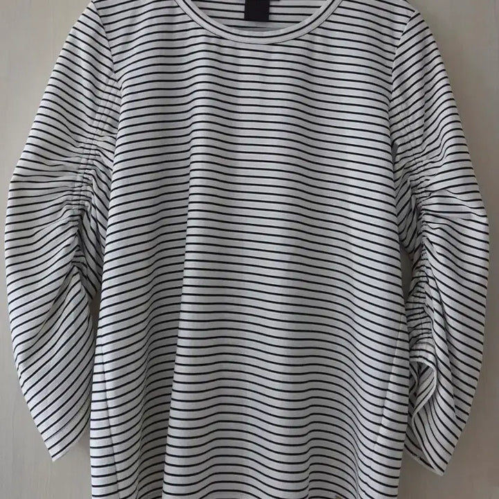 [BUNJANG] Donacaran New York Striped Shirring T-shirt / 도나카란 뉴욕 스트라이프 셔링 티셔츠