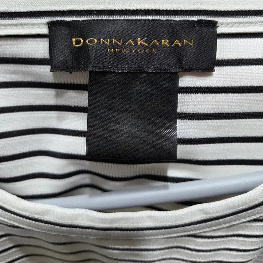 [BUNJANG] Donacaran New York Striped Shirring T-shirt / 도나카란 뉴욕 스트라이프 셔링 티셔츠
