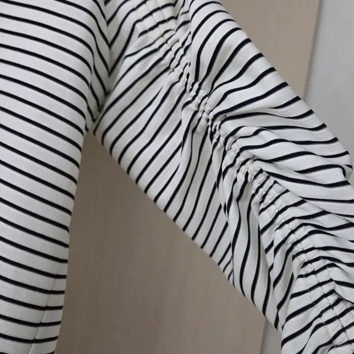 [BUNJANG] Donacaran New York Striped Shirring T-shirt / 도나카란 뉴욕 스트라이프 셔링 티셔츠