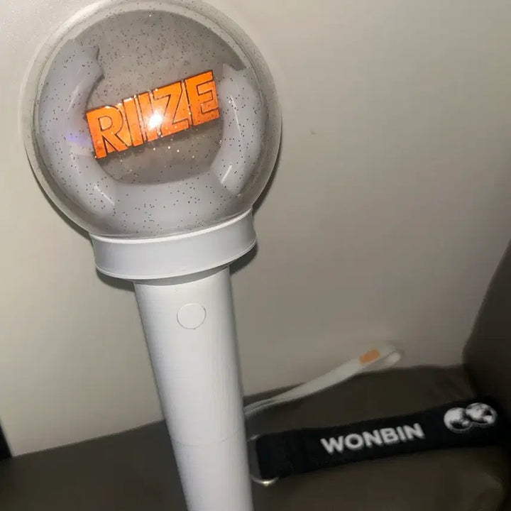 [SOLD OUT] 라이즈 응원봉 + 원빈 스트랩 양도
