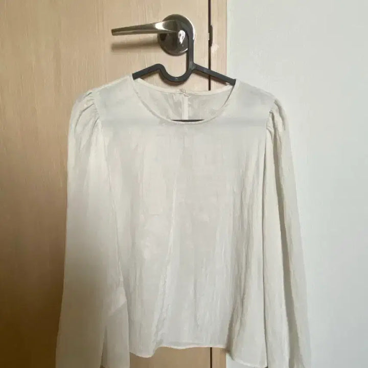 [BUNJANG] White Puff Sleeve Blouse / 화이트 블라우스