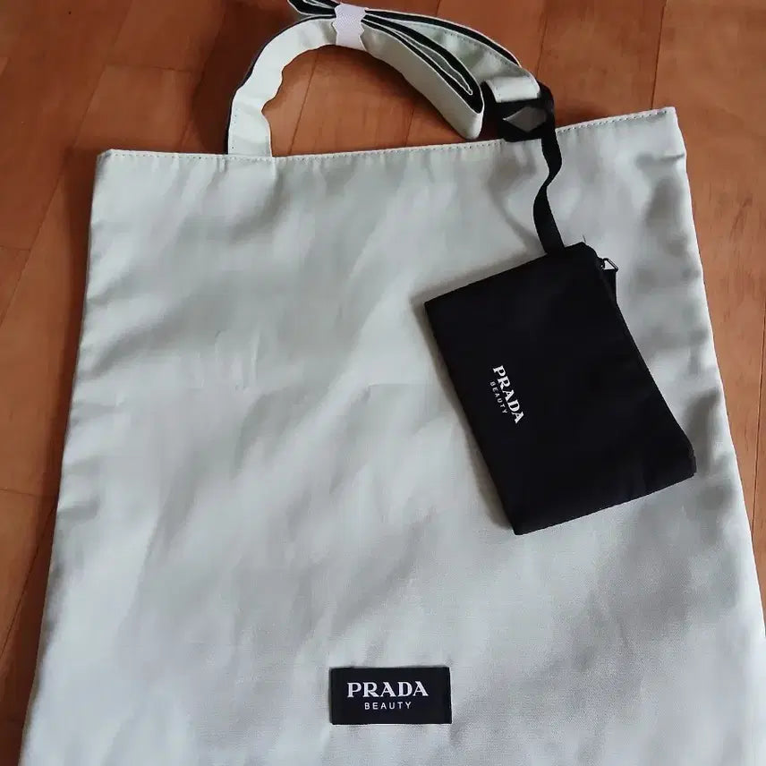 [SOLD OUT] 프라다 뷰티 블랙 토트 에코백 + 파우치 세트