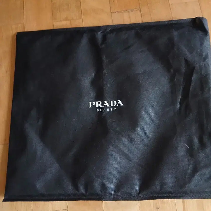 [SOLD OUT] 프라다 뷰티 블랙 토트 에코백 + 파우치 세트