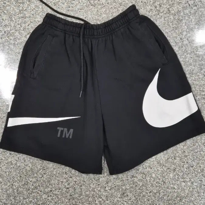 [SOLD OUT] 나이키 스우시 반바지 블랙