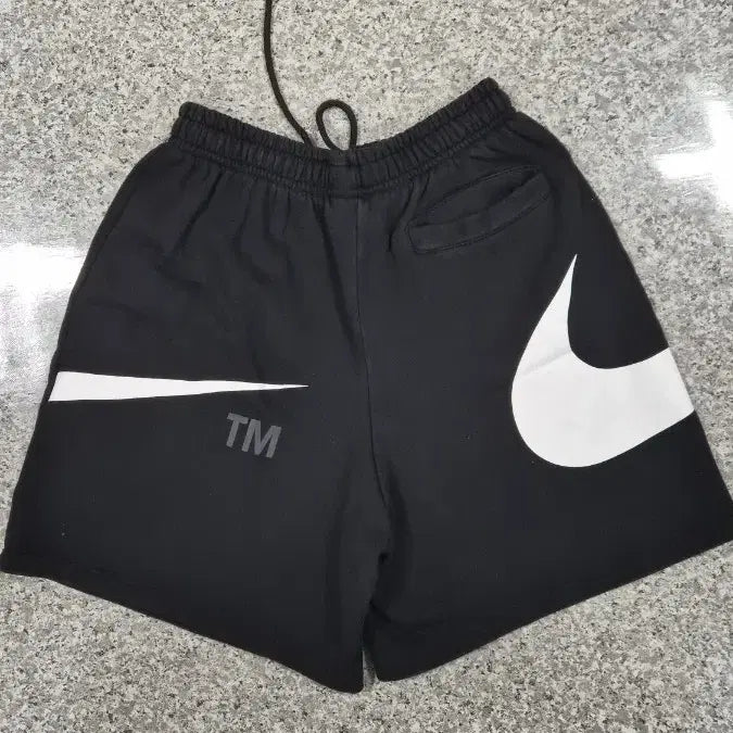 [SOLD OUT] 나이키 스우시 반바지 블랙