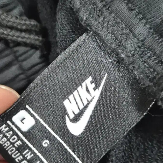 [SOLD OUT] 나이키 스우시 반바지 블랙
