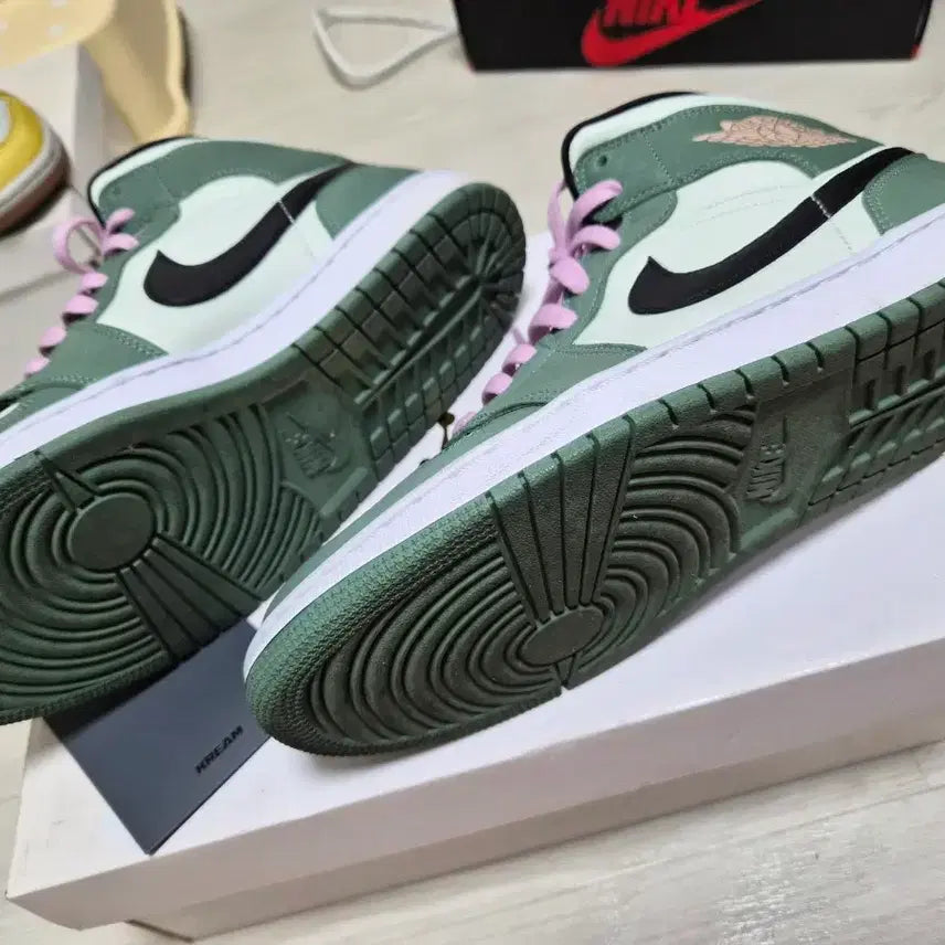 [BUNJANG] Nike Air Jordan 1 Mid SE Green Sneakers / 나이키 에어 조던 1 미드 SE 그린