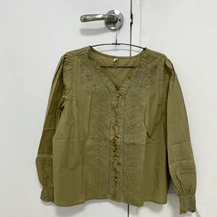 [SOLD OUT] 펀칭블라우스