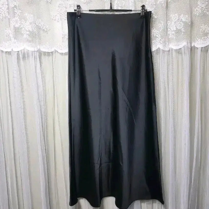 [BUNJANG] LUUL Black Satin Long Skirt / 루엘 LUUL 블랙 새틴 롱 스커트