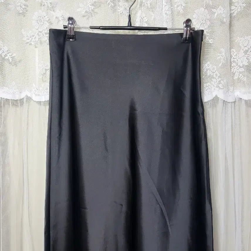 [BUNJANG] LUUL Black Satin Long Skirt / 루엘 LUUL 블랙 새틴 롱 스커트