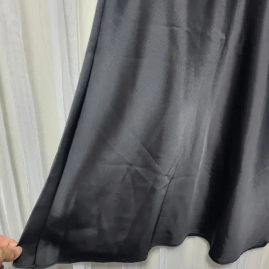[BUNJANG] LUUL Black Satin Long Skirt / 루엘 LUUL 블랙 새틴 롱 스커트
