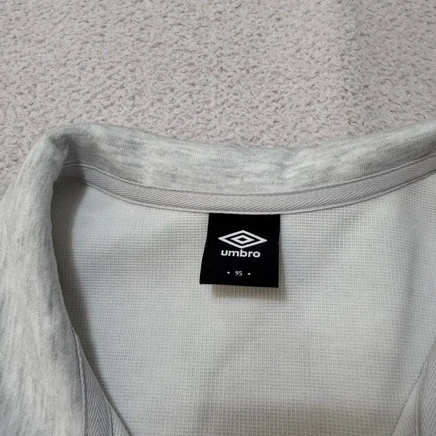 [SOLD OUT] 엄브로 반집업 카라 반팔티