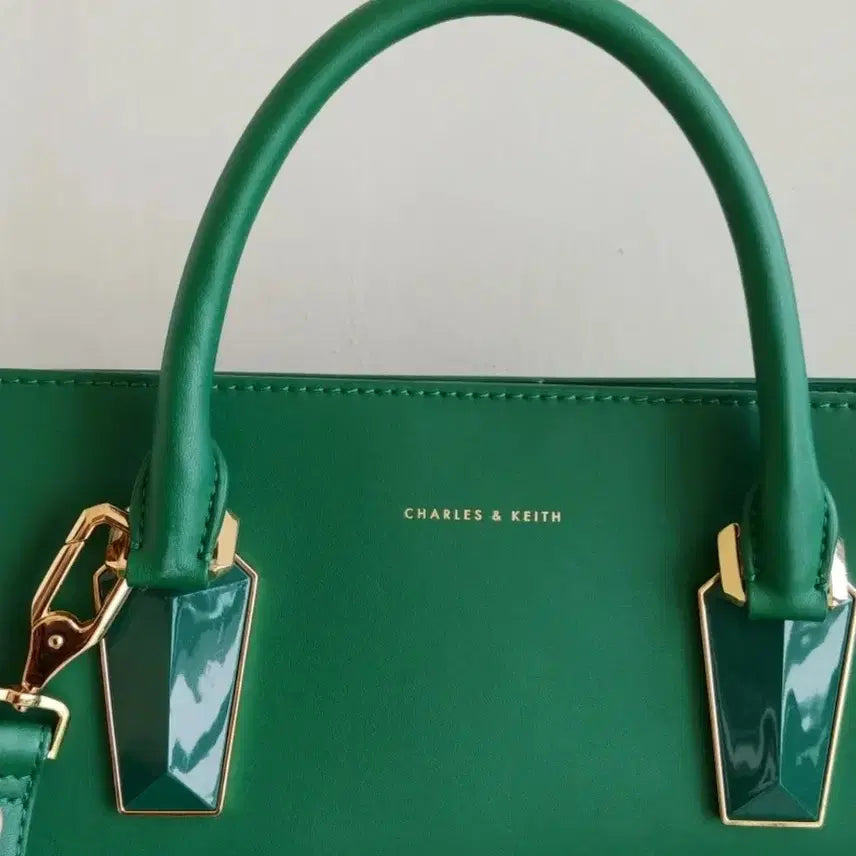 [BUNJANG] Charles &amp; Keith Green Tote Bag/Shoulder Bag / 새상품)찰스앤키스 그린색 토트백 숄더백 스타일