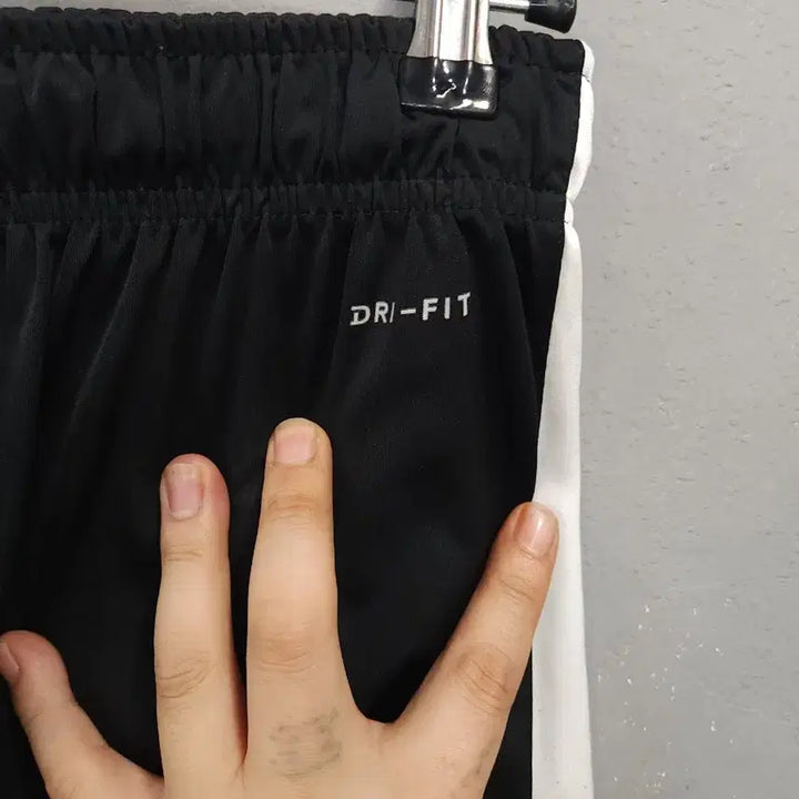 [SOLD OUT] 나이키 블랙/화이트 반바지