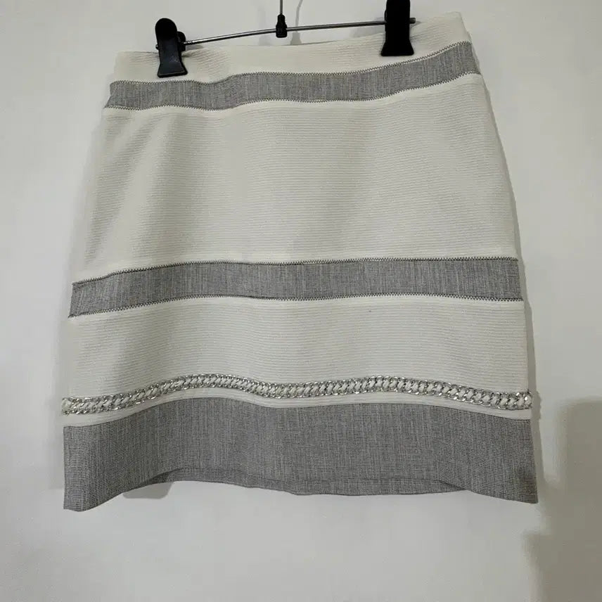 [BUNJANG] Aniv Efe White/Gray Striped Chain Mini Skirt / 화이트/그레이 스트라이프 체인 장식 스커트 아니베에프