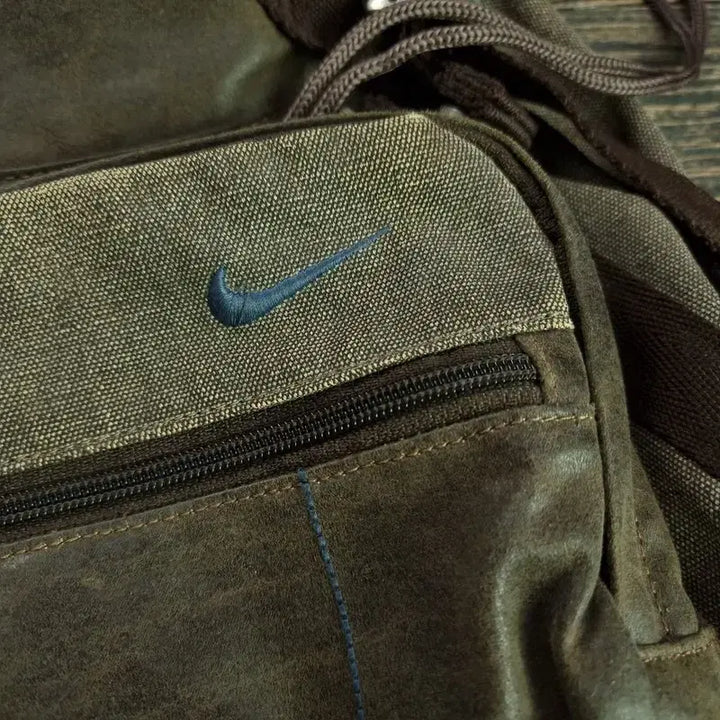 [SOLD OUT] 나이키 스우시 자수 빈티지 스트랩 백팩 M20090