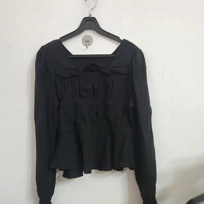 [BUNJANG] Black Puff Blouse with Long Sleeves and Frill Details / 블랙 퍼프 블라우스 긴팔 프릴 장식