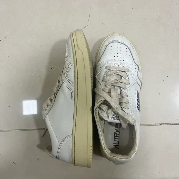 [SOLD OUT] 오트리 메달리스트 로우 화이트 38