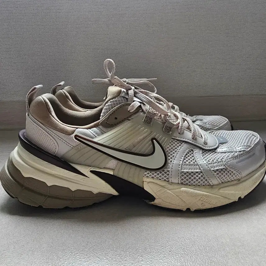 [BUNJANG] Nike V2K Run Orewood Brown Sneakers / V2K런 오어우드 브라운 280