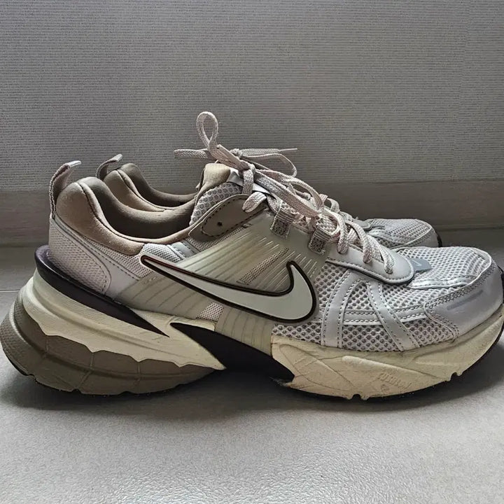 [BUNJANG] Nike V2K Run Orewood Brown Sneakers / V2K런 오어우드 브라운 280