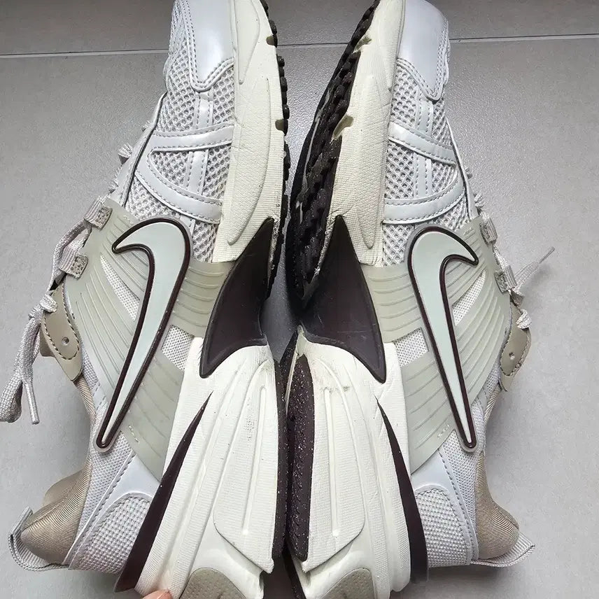 [BUNJANG] Nike V2K Run Orewood Brown Sneakers / V2K런 오어우드 브라운 280