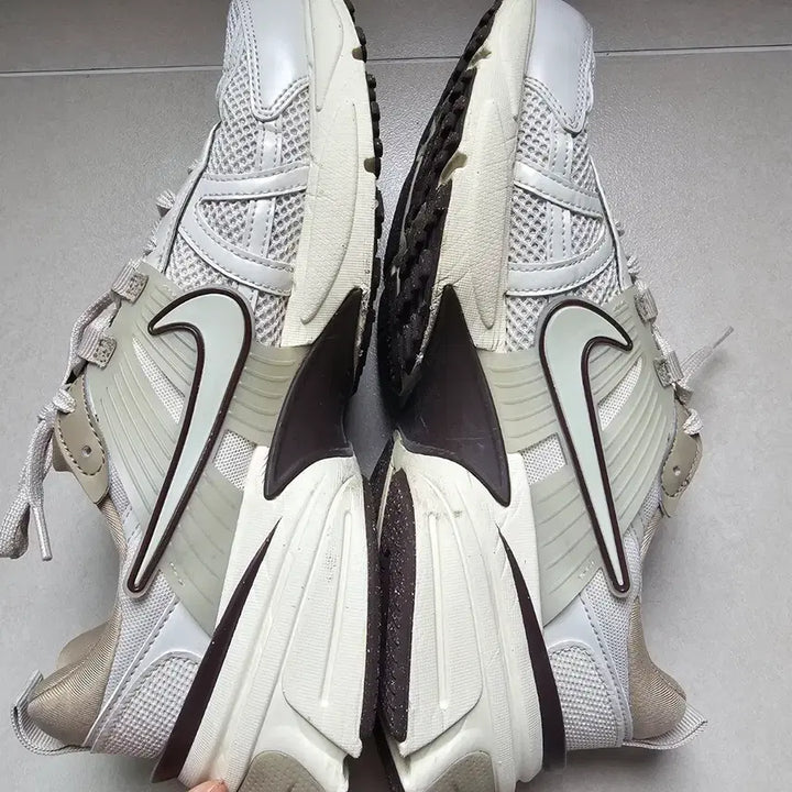 [BUNJANG] Nike V2K Run Orewood Brown Sneakers / V2K런 오어우드 브라운 280