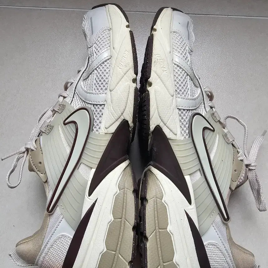 [BUNJANG] Nike V2K Run Orewood Brown Sneakers / V2K런 오어우드 브라운 280