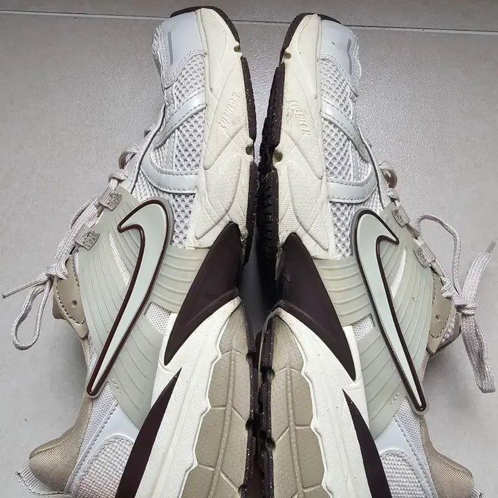 [BUNJANG] Nike V2K Run Orewood Brown Sneakers / V2K런 오어우드 브라운 280