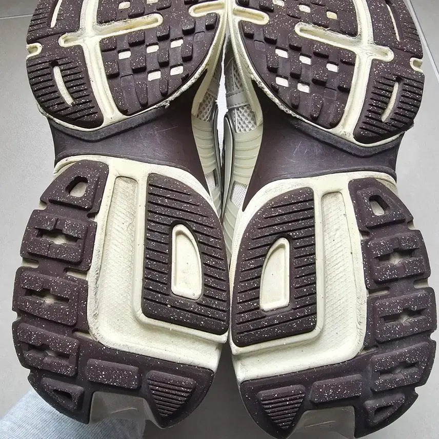 [BUNJANG] Nike V2K Run Orewood Brown Sneakers / V2K런 오어우드 브라운 280
