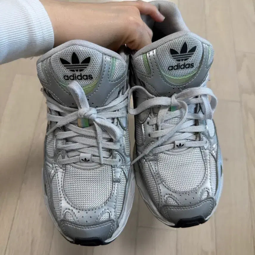 [BUNJANG] Adidas Astir Silver Hologram Sneakers / 아디다스 아스티어 230