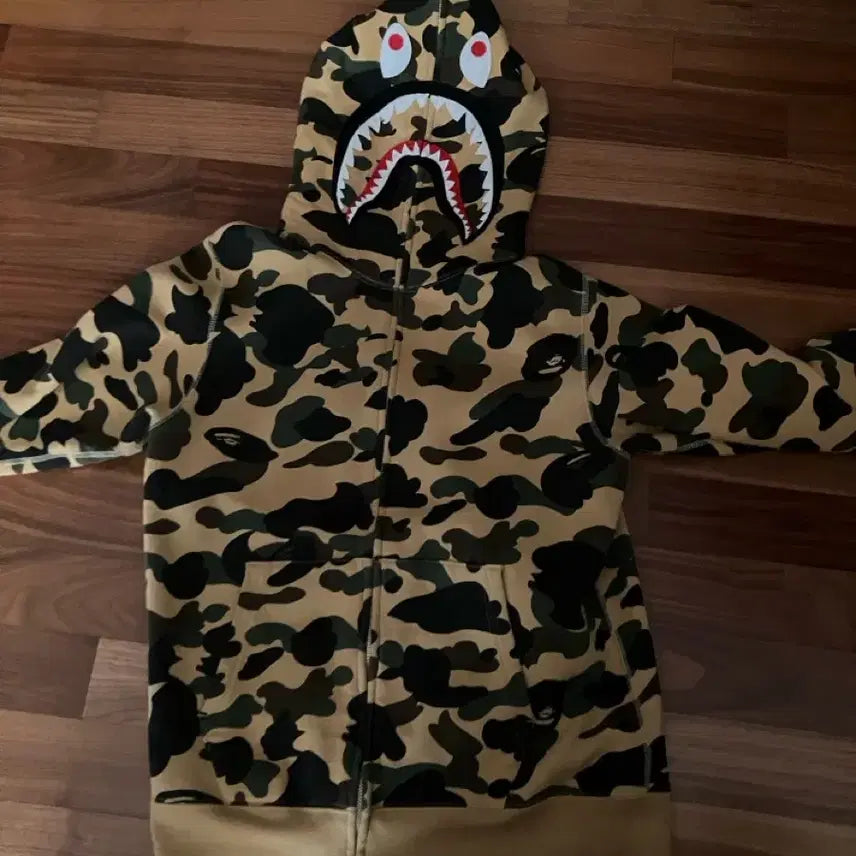 [SOLD OUT] 베이프 샤크 카모 후드집업