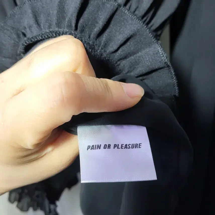 [BUNJANG] PAIN OR PLEASURE Frill Blouse / [새상품]페인오어플레져PAIN OR PLEASURE 프릴 블라우스