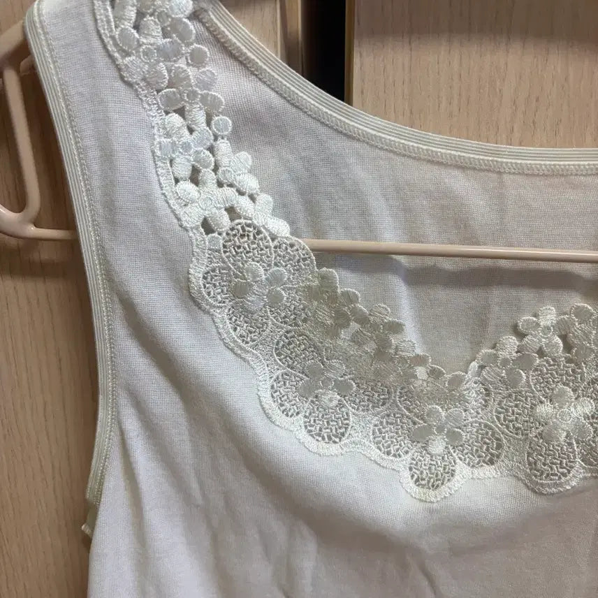 [BUNJANG] Vintage Ivory Lace Trim Sleeveless Top / 빈티지 꽃 레이스 나시 슬리브리스