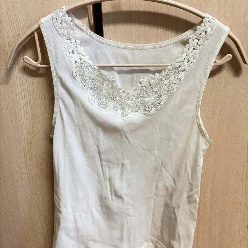 [BUNJANG] Vintage Ivory Lace Trim Sleeveless Top / 빈티지 꽃 레이스 나시 슬리브리스