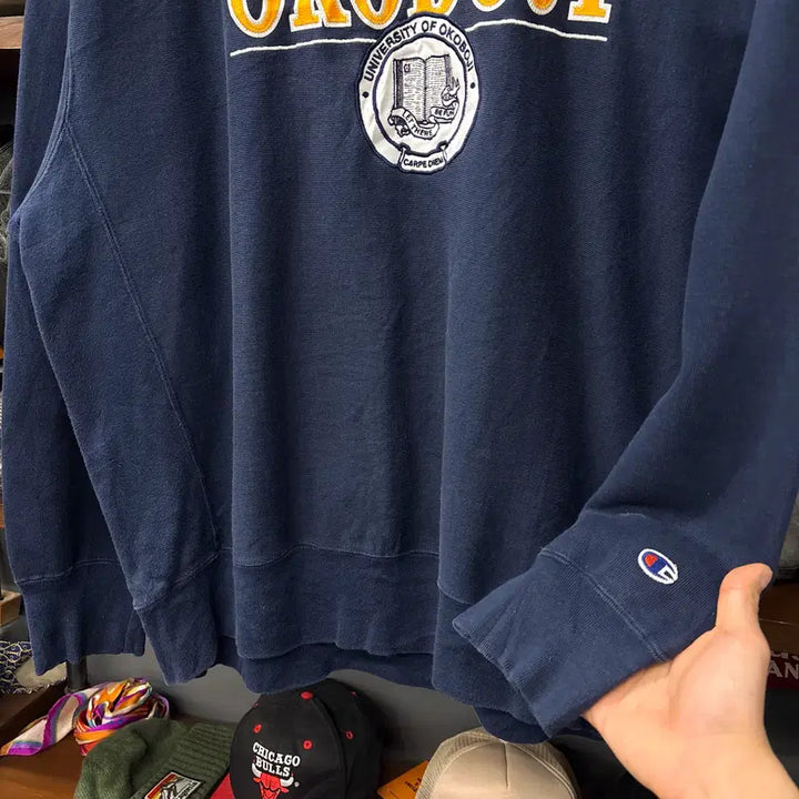 [BUNJANG] Champion OKOBJI University Spellout Embroidered Sweatshirt / 00s 챔피온 OKOBJI 유니버시티 스펠아웃 자수 스웻셔츠 N1221