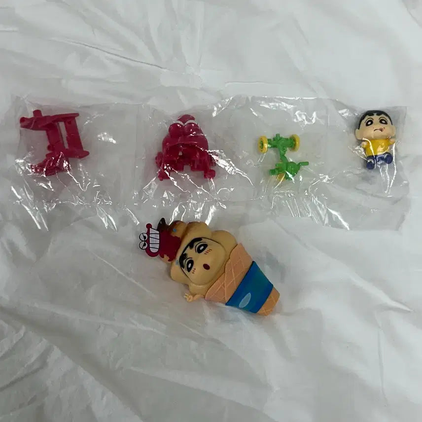 [BUNJANG] Crayon Shin-chan Tricycle Gacha + Ice Cream Cup Figure / 짱구 세발자전거 가챠 + 아이스크림 컵 피규어