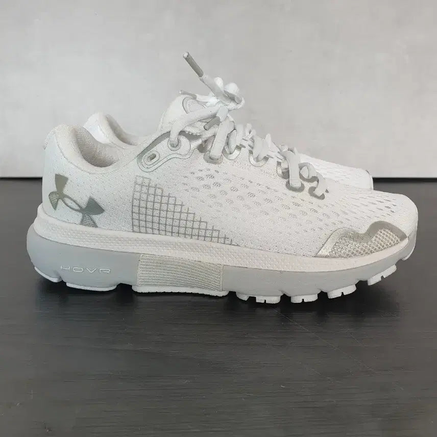 [BUNJANG] Under Armour UA HOVR Infinite 4 Running Shoes (235) / 언더아머 UA HOVR 인피니트 4 러닝화 (235)