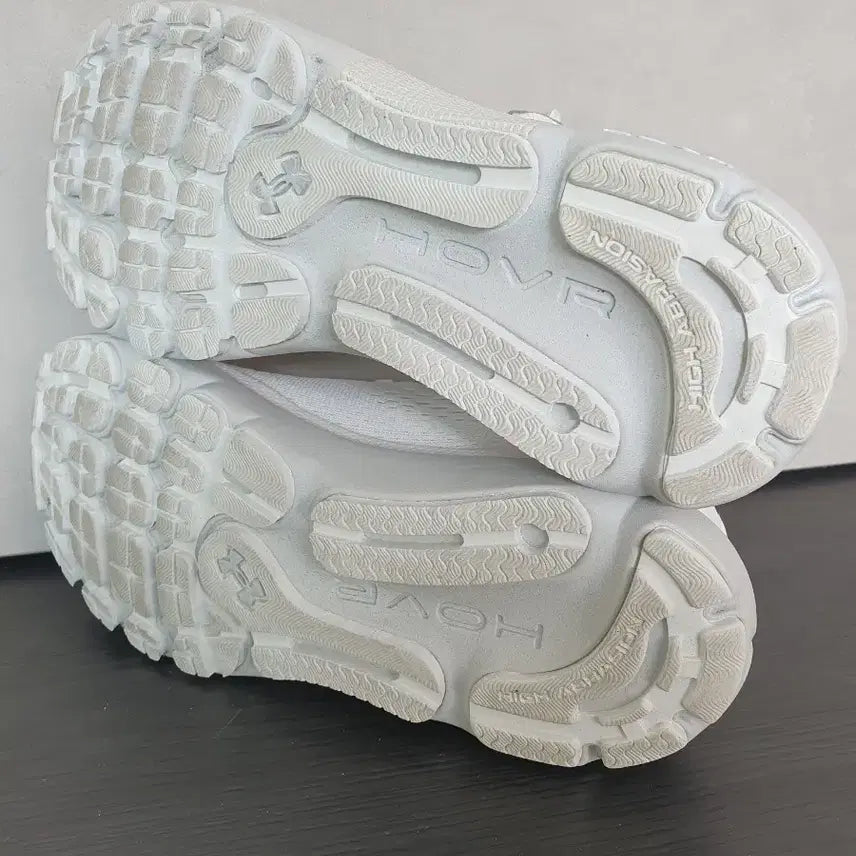 [BUNJANG] Under Armour UA HOVR Infinite 4 Running Shoes (235) / 언더아머 UA HOVR 인피니트 4 러닝화 (235)