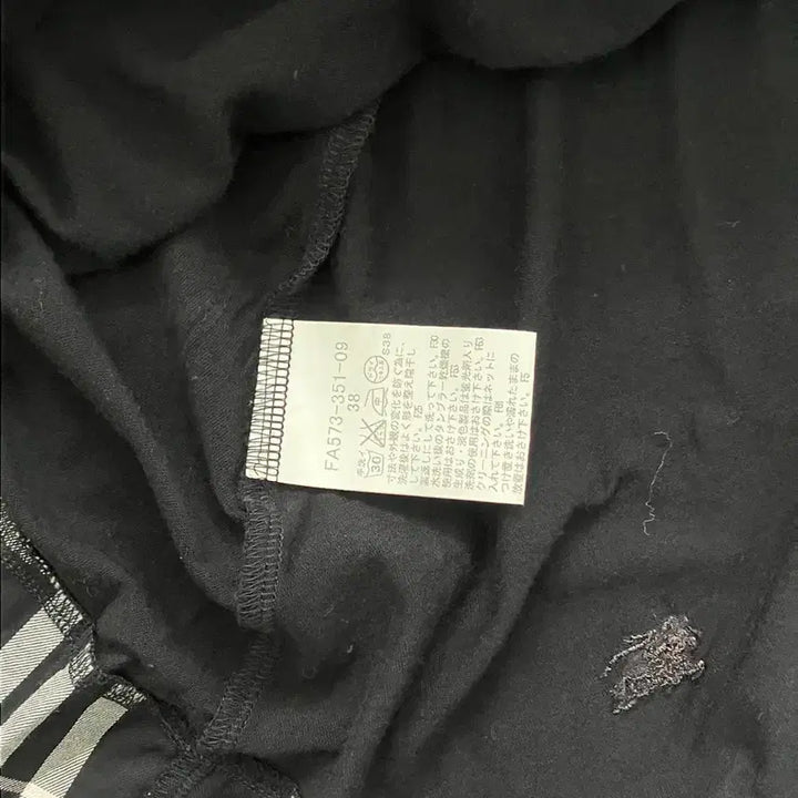 [BUNJANG] 버버리 블랙 홀터넥 나시 1097 모리걸 y2k 스트릿 갸루 펑키 일본빈 / 버버리 블랙 홀터넥 나시 1097 모리걸 y2k 스트릿 갸루 펑키 일본빈