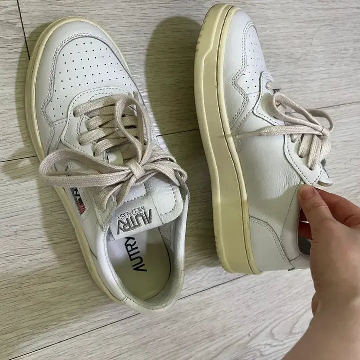 [SOLD OUT] 오트리 메달리스트 스니커즈 38사이즈