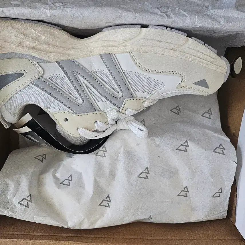 [BUNJANG] Rockstone Canada White Sneakers (Size 235) / 락스톤 캐나다 흰색 운동화235