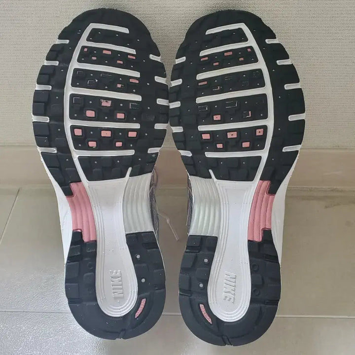 [BUNJANG] P6000 화이트 엘리멘탈핑크 240 / P6000 화이트 엘리멘탈핑크 240