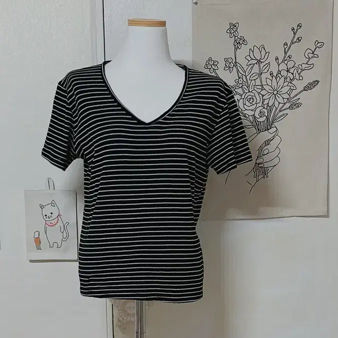[BUNJANG] Striped V-Neck Short Sleeve T-Shirt / 줄무늬 브이넥 반팔티셔츠